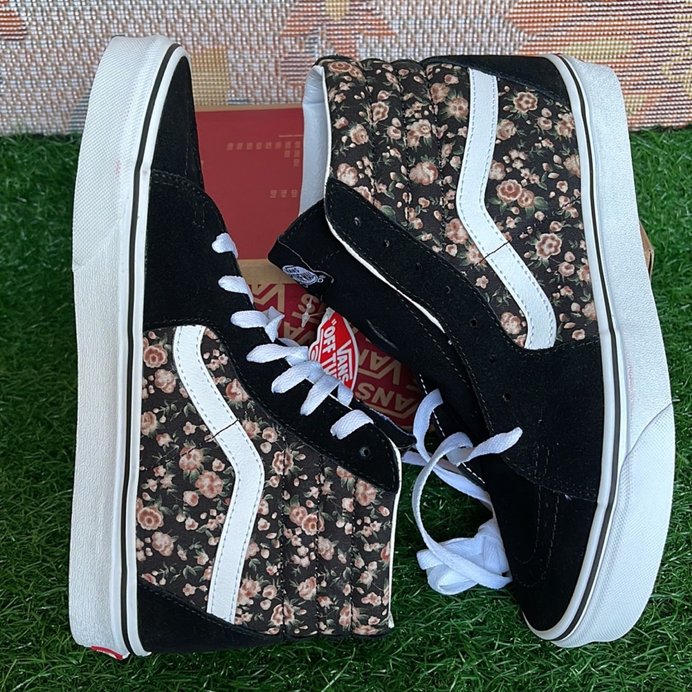 Vans WMNS Sk8-Hi
Rose Dreams Black/White
VN0005U9BZW
Sneakers - Picture 12 of 16